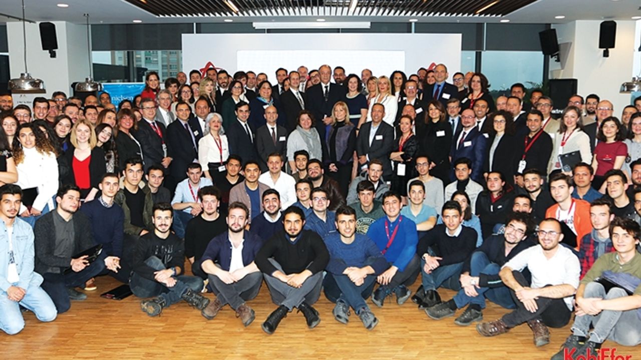 Anadolu Vakfı, gençlere destek vermeye devam ediyor