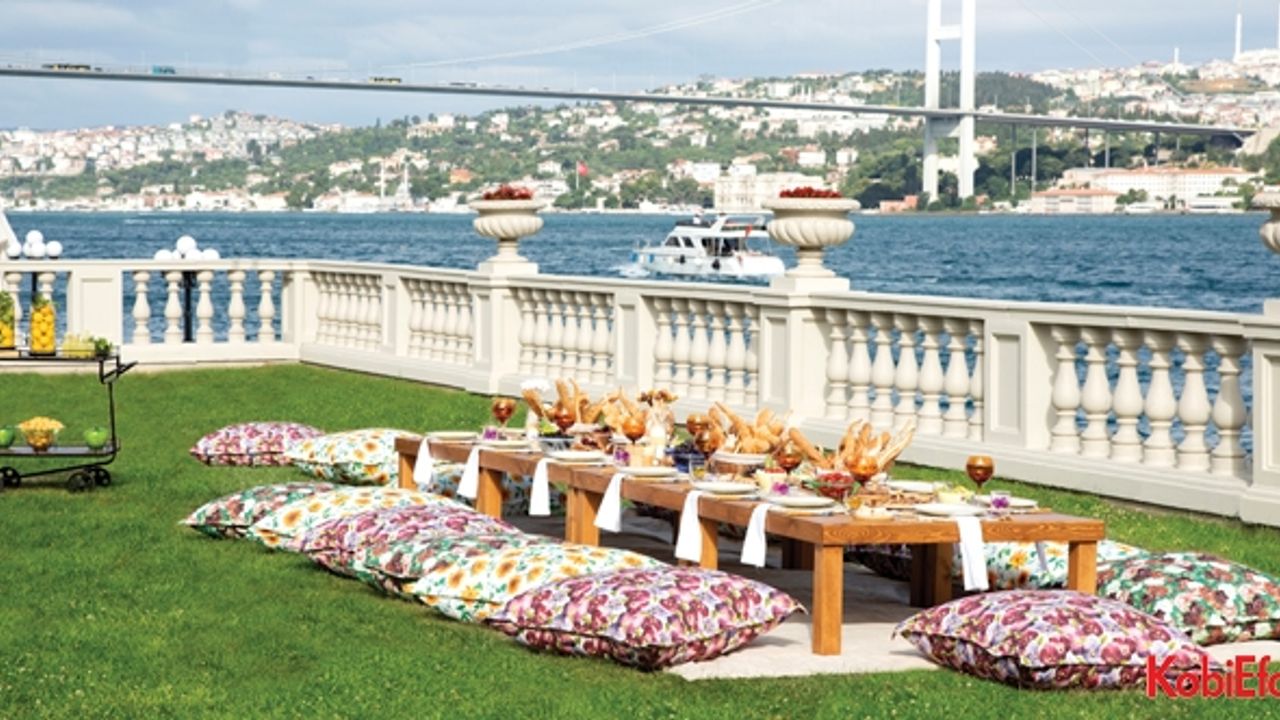 Çırağan Sarayı bahçelerinde piknik ve romantik akşam yemeği