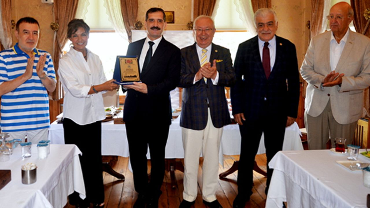 Marmara Grubu Vakfı’ndan; Büyükelçi Erkan Özoral’a Şükran Belgesi