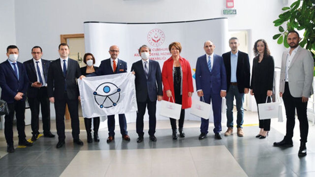 Zeki Yaşam Merkezi’ne erişilebilirlik bayrağı asıldı