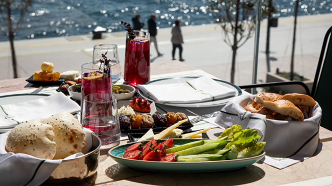 Tarihi yarımada manzarasında iftar sofrası 