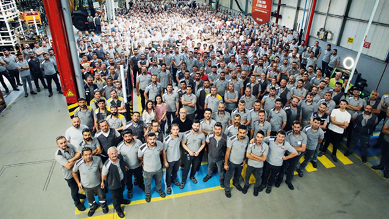 TürkTraktör’den 1000’inci yerli kazıcı yükleyici üretimi