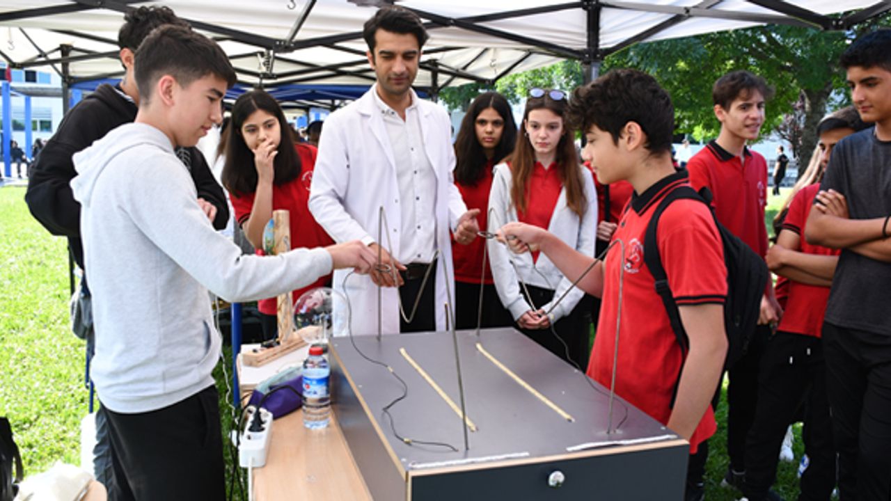 Özel Mostem Lisesi’nde Kariyer Ve Bilim Günleri