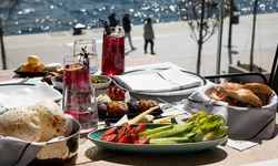 Tarihi yarımada manzarasında iftar sofrası 