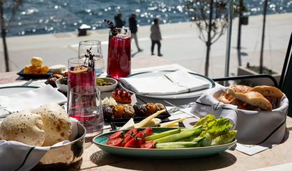Tarihi yarımada manzarasında iftar sofrası 